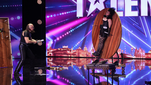 Vrhač nožov nám nahnal poriadny strach: Jeho asistentka sa však usmieva od ucha k uchu