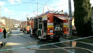 Požiar zachvátil dom, rodina prišla o celú strechu