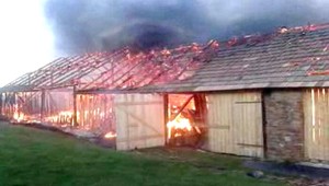 Chlapec (15) odhodil zápalku. Zhorela celá stodola