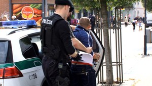 Muž chcel dôchodcu okradnúť, zhodil ho zo schodov