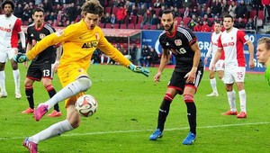 Brankár Augsburgu skóroval v závere duelu s Leverkusenom!