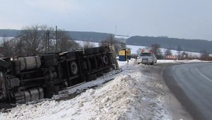 Vodič kamióna skončil v priekope. Dostať ho späť na kolesá nebude jednoduché