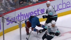 Momenty hrôzy v NHL! Tatarov spoluhráč vrazil do mantinelu a zostal ležať na ľade