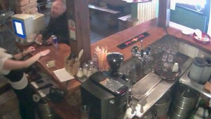 V Nitre úradoval podvodník. Barmanku obral o 100 eur