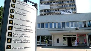 Oslava sa skončila v nemocnici, syn napadol priateľa svojej matky