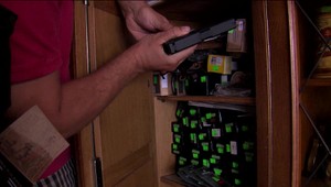 Kým sa svadobčania zabávali, on kradol. Svadobný zlodej z domov odniesol zbrane, aj trezor