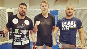 Alexander Gustafsson poďakoval Attilovi Véghovi a Ilja Škondričovi