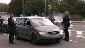 Karma im to vrátila. Zlodeji, ktorí okradli kuriéra, havarovali priamo pred ním