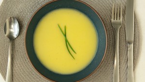 Krémová cesnaková polievka s nivovo-cesnakovými krutónmi