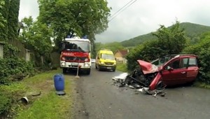 Zrážka auta s traktorom. Päťčlenná rodina skončila v nemocnici