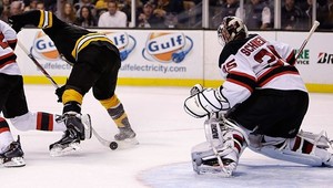 Hokejový skvost Griffitha! Gól chrbtom k bráne pomedzi nohy