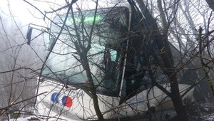 Vodič dostal pri Banskej Štiavnici šmyk. S autobusom ostal zachytený o zvodidlá