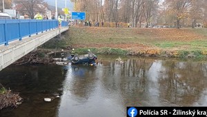 FOTO: V Čadci spadlo z mosta auto