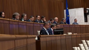 Vláda zasadla poslednýkrát. Ministri majú aj tak prerokovať desiatku materiálov