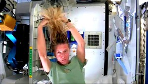 VIDEO. Takto vyzerá umývanie vlasov vo vesmíre