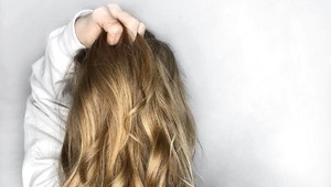 Milena má len 17 rokov, no TO, čo dokáže urobiť s vlasmi, ste ešte nevideli: Je toto vôbec možné?