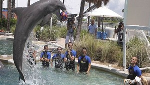 Hviezdy FC Barcelona si zaplávali s delfínom