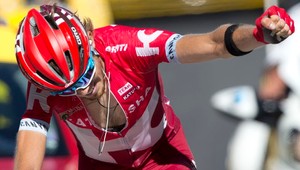 Zakarin prvý v Alpách, Sagan v cieli na zadnom kolese