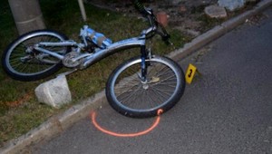 Chlapec (8) na bicykli vbehol na cestu, zrazilo ho auto