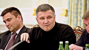 Minister vnútra Avakov hodil po bývalom gruzínskom prezidentovi pohár s vodou