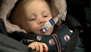 Na potrebné doklady čakajú pred cudzineckou políciou stovky Ukrajincov