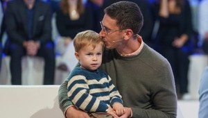 Mikrofóny vymenili za tenisky. Kolegovia z TV JOJ pomáhajú malému Vilkovi