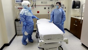 Americký lekár, ktorý sa nakazil ebolou, je vyliečený