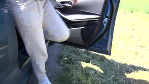 Muž mal škrtiť a udierať ženu v aute. Tá ho len požiadala o odvoz