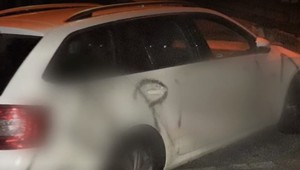 FOTO: Muž sa prebudil do nepríjemného rána. Jeho auto zdobili viaceré vulgarizmy