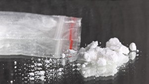 Policajtom sa podarilo chytiť perníkového železničiara. Drogy predával priamo v práci