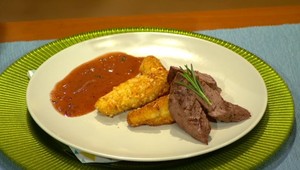 Jelení steak so šípkovo- vínovou omáčkou, zemiakové mandľové krokety