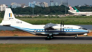 Z radarov zmizlo lietadlo so 116 ľuďmi na palube. Trosky lietadla našli v mori