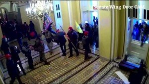 Polícia zastrelila výtržníka z Kapitolu, ktorého Trump omilostil