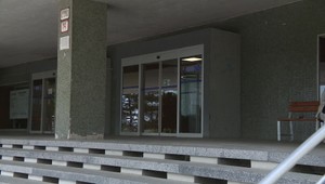 Incident na Slovenskej zdravotníckej univerzite: Muž so zbraňou v areáli školy vyvolal paniku