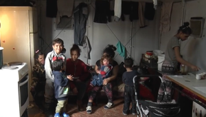 V bytovke sa prepadlo prízemie. Obyvateľov museli presťahovať do stanov