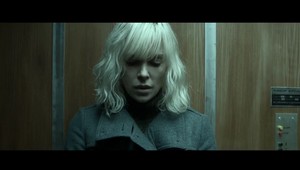Charlize Theron uvidíme ako zákernú špiónku vo filme Atomic Blonde! A vonku je už aj nový trailer!