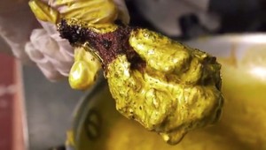 Gastronomické šialenstvo. Reštaurácia ponúka kuracie krídelká obalené v zlate