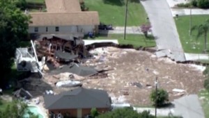 Z praskliny v ceste sa stala obrovská diera. Zmizli v nej dva domy