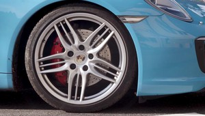 Porsche nebaví počúvať sťažnosti ohľadom škrípajúcich bŕzd: Prichádza s náučným videom
