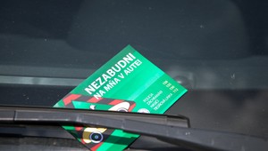 V rozhorúčenom aute vidíte zamknuté dieťa. Viete, ako postupovať?