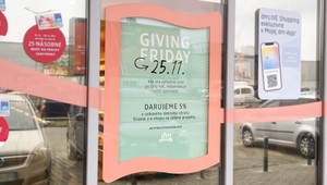 Počas piatkového „Black Friday“ podporíte svojím nákupom v dm inštaláciu fotovoltických panelov v školských zariadeniach