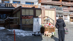 Počet obvinených po požiari v bare v Crans-Montane stúpol na štyroch