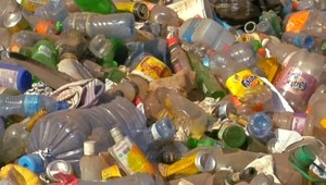 Koniec plastov na Slovensku, ale štátne inštitúcie ich zatiaľ môžu používať