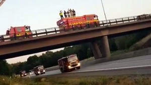 VIDEO:  Ako švédski hasiči vítajú pomoc hasičov z Poľska