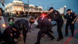 Moskovskí policajti zbili a údajne znásilnili protivojnového aktivistu. Všetko natočili a jeho priateľku nútili, aby si záznam pozrela