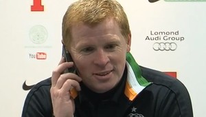 Tréner Celticu Glasgow Lennon (41) zabával novinárov