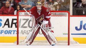 VIDEO. Mike Smith (31) strelil ako 11. brankár gól v NHL