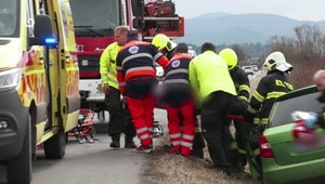 Zdravotné problémy za volantom: Vodiča z havarovaného auta vyslobodili hasiči