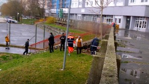 V decembri 2017 našli na sídlisku mŕtvu jeho manželku. Teraz na rovnakej ulici zomrel on