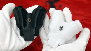 Ferrari tiahne do boja proti koronavírusu: Vzpínajúceho sa koňa nájdete v respirátoroch